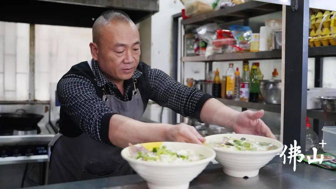 全网点赞！小伙在佛山吃饭<strong></p>
<p>币付网</strong>，20元餐费付了200元，原因竟是……