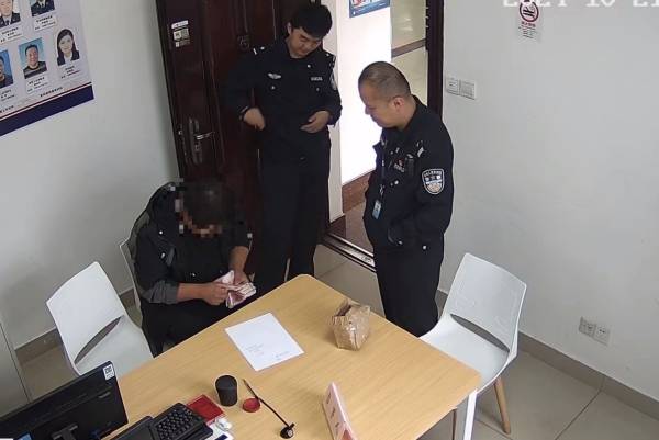 男子凌晨快递巨额现金 竟是为<strong></p>
<p>和字币</strong>了“抱得美人归”