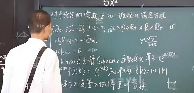 韦东奕上课照片走红<strong></p>
<p>货币交易app</strong>，新发型吸睛，网友：板书真漂亮，可惜看不懂