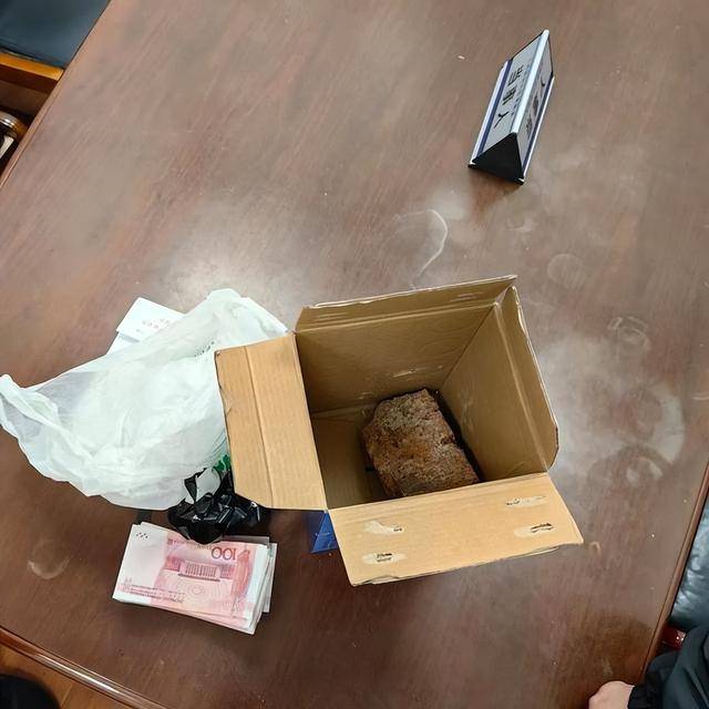 上海一男子一天内两次被骗！20000元现金装进啤酒箱<strong></p>
<p>华夏货币</strong>，送上顺风车……