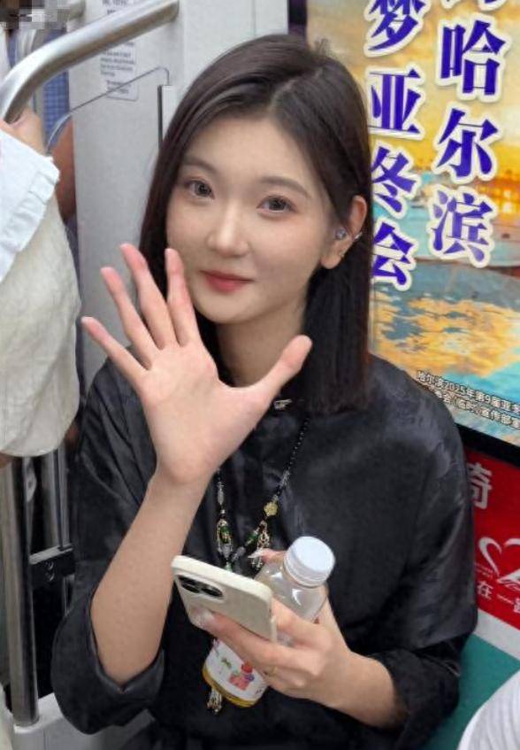 女孩身高2米26貌美如花<strong></p>
<p>货币投机家</strong>，妈妈天天发愁：白长这么漂亮，没人敢追