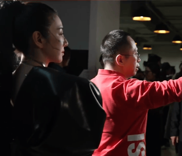 周鸿祎回应参演的短剧辣眼睛：黄奕诱惑<strong></p>
<p>美原油</strong>我的剧情是DeepSeek设计的