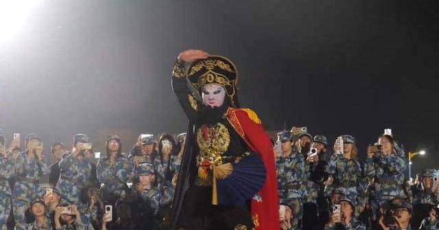 兰州大学军训期间大一女生表演川剧吐火<strong></p>
<p>区块链挖矿交易</strong>，校方：学生来自东北，因个人爱好自学