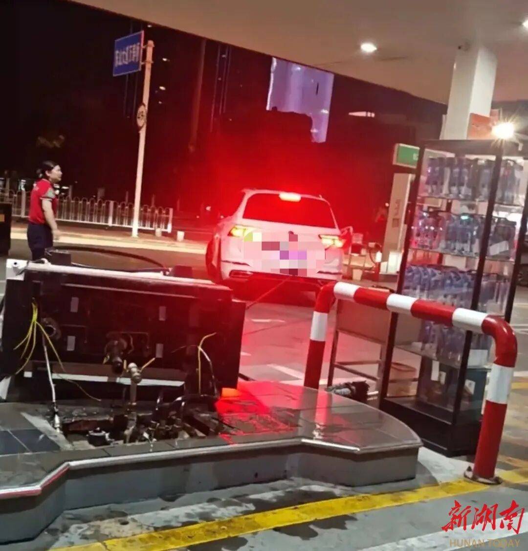 湖北一车主加完油忘拔加油枪开车就走<strong></p>
<p>抹茶交易所</strong>，直接拽倒加油机，工作人员：幸好加油机的切断阀自动紧急关闭