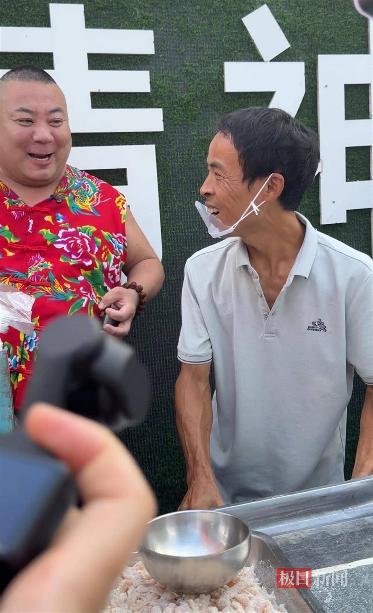 对话鸡排哥李俊永：爆火后每天一二十个镜头对着我<strong></p>
<p>USDT交易所</strong>，未来不考虑直播带货，更愿意和顾客待在一起