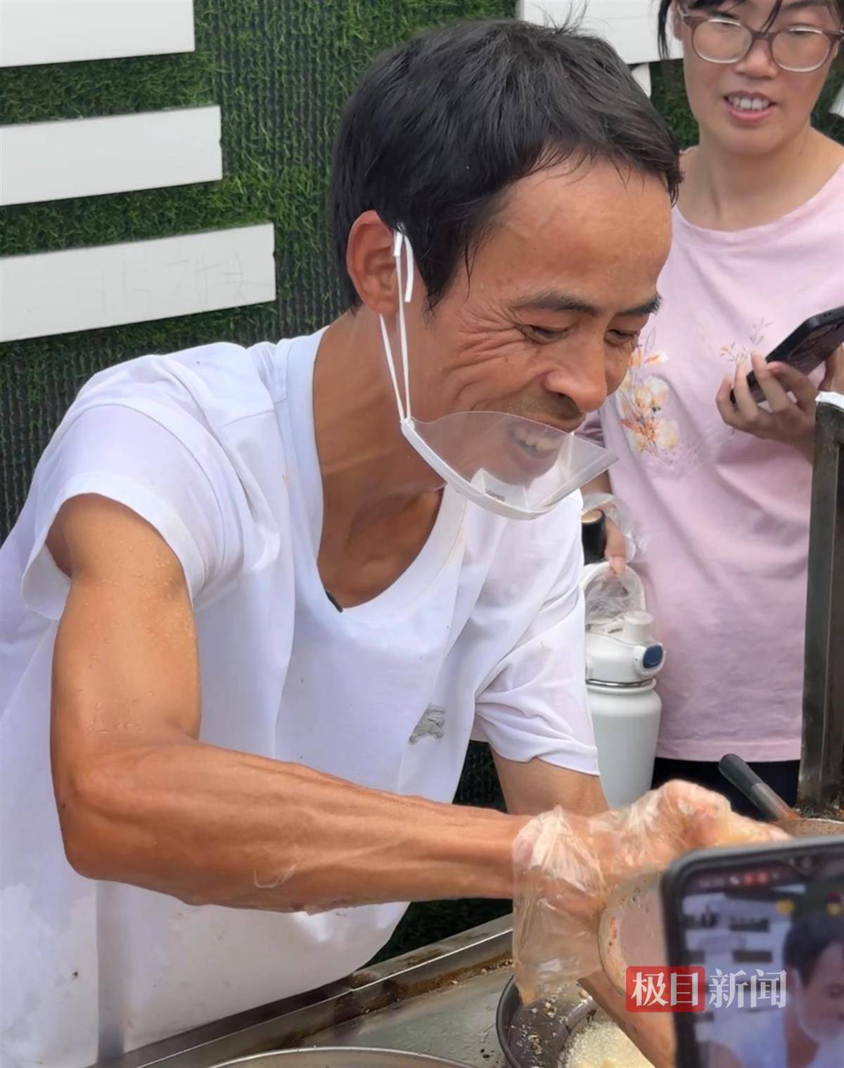 对话鸡排哥李俊永：爆火后每天一二十个镜头对着我<strong></p>
<p>USDT交易所</strong>，未来不考虑直播带货，更愿意和顾客待在一起
