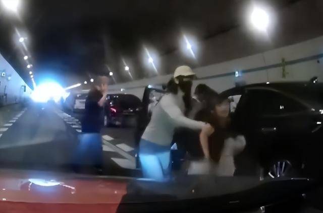 10岁男孩隧道内跪地拦车：哭得撕心裂肺<strong></p>
<p>XRP交易所</strong>，求人救他妈妈