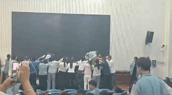 家长跪地被学生轮流踩踏<strong></p>
<p>瑞波币交易所</strong>，校方凌晨道歉