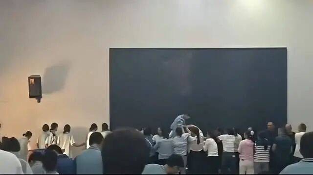 家长们跪成一排<strong></p>
<p>瑞波币交易所</strong>，学生蒙眼从背上踩过？教育局回应河南一中学举办活动引热议：正调查处理