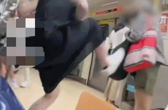 73岁老太地铁逼年轻人让座<strong></p>
<p>瑞波币交易所</strong>，被一脚踹飞！次日在超市闹事被捕，一查竟是通缉犯！