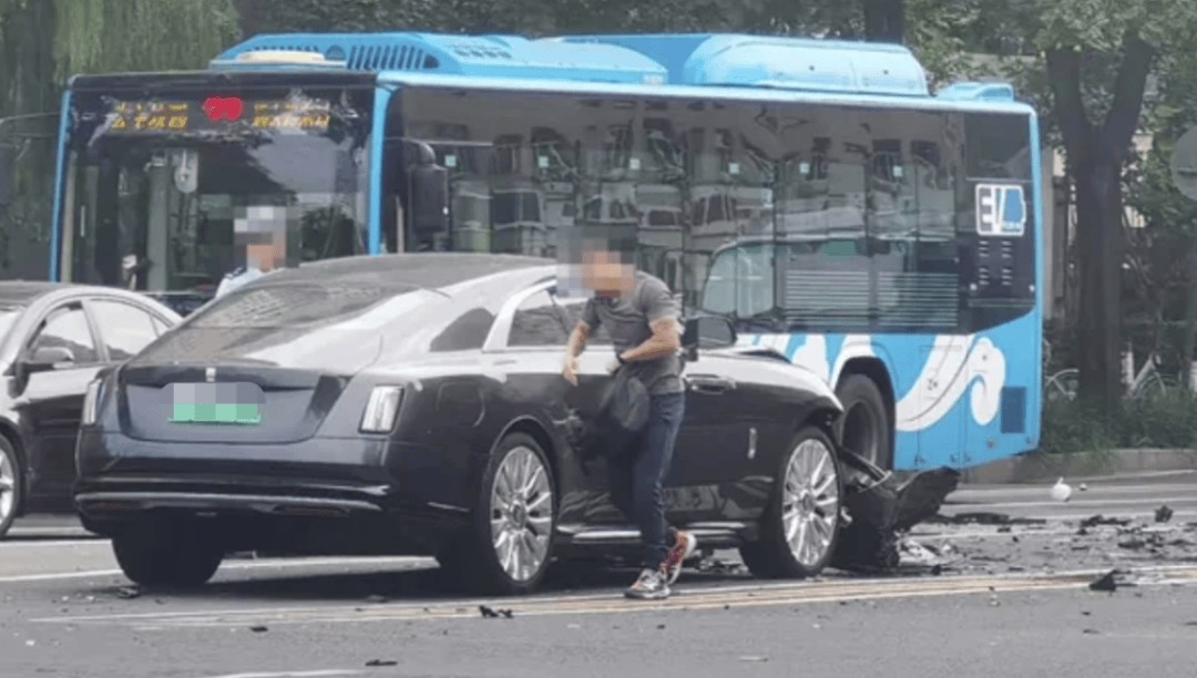 “劳斯莱斯逆行车祸”事件白车家属发声：“丈夫多处骨折！往后日子不知道怎么过”<strong></p>
<p>DOT交易所</strong>，陈震深夜再道歉，并回应“我方律师会全力配合”