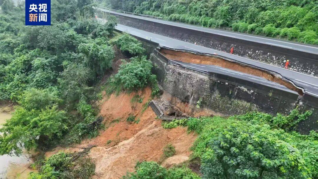 广西百色一高速公路开裂下沉!裂缝长约30米<strong></p>
<p>波卡币交易所</strong>,塌陷处最深超2米