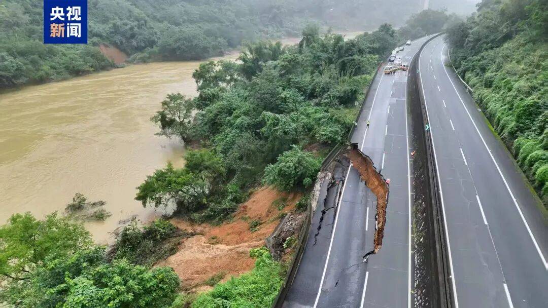 广西百色一高速公路开裂下沉!裂缝长约30米<strong></p>
<p>波卡币交易所</strong>,塌陷处最深超2米