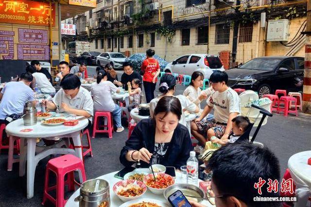 年轻人钟情市井“烟火气” 街巷小店焕新机