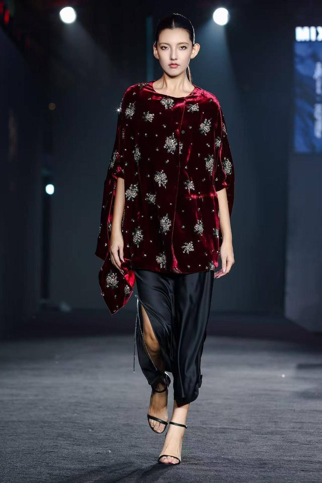 非遗惊艳、萌娃抢镜、大码模特出圈<strong></p>
<p>BNB交易所</strong>!南京国际时尚周看点太密