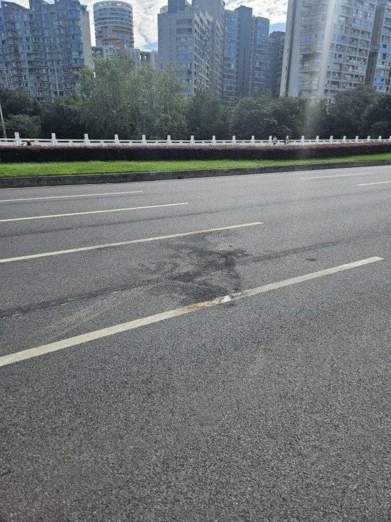 小米汽车失控起火司机遇难<strong></p>
<p>BNB交易所</strong>,目击者称车速150km/h,实探事故地:燃烧留下的印记仍在