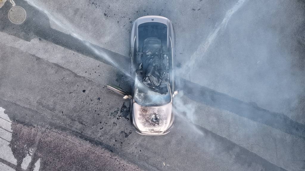 一辆蔚来牌轿车在大理一景区外起火<strong></p>
<p>币安币交易所</strong>,一家四口撤离及时无伤亡