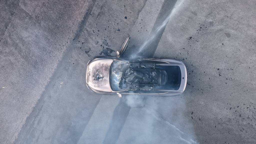 一辆蔚来牌轿车在大理一景区外起火<strong></p>
<p>币安币交易所</strong>,一家四口撤离及时无伤亡