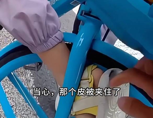 看着都疼<strong></p>
<p>艾达币交易所</strong>!上海街头一男子突然求助:10岁女儿被死死卡住!这个行为太危险→