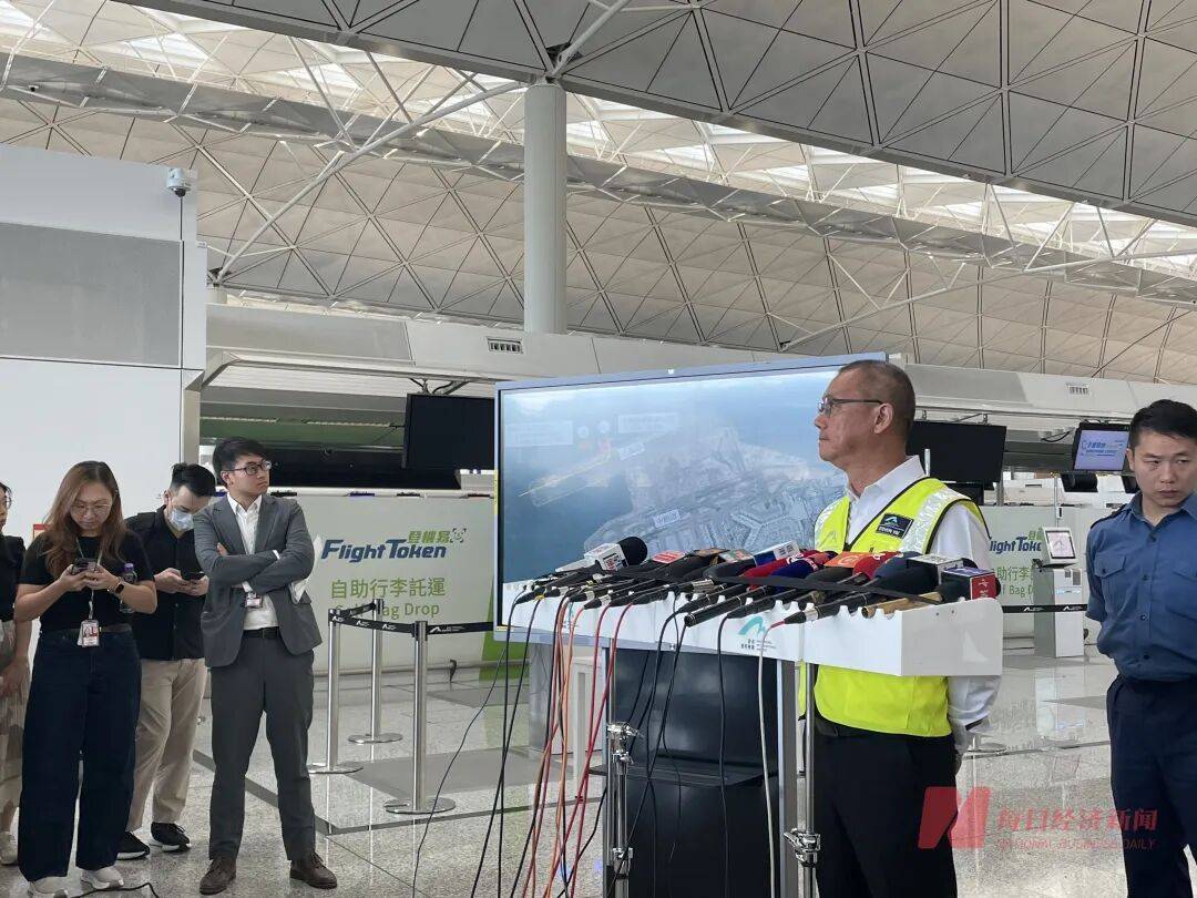 机身断成两截<strong></p>
<p>比特现金交易所</strong>,2名遇难者在海下约7米处被找到,巡逻车在飞机跑道外被撞进海里,香港机场飞机坠海事故更多细节披露