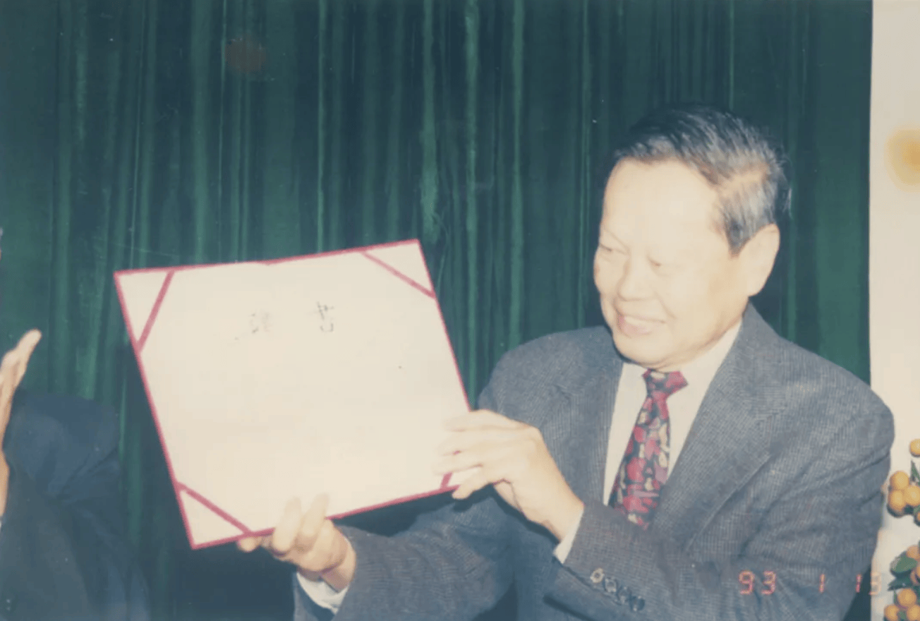 杨振宁为什么连续32年担任东莞理工学院名誉校长<strong></p>
<p>比特现金交易所</strong>?