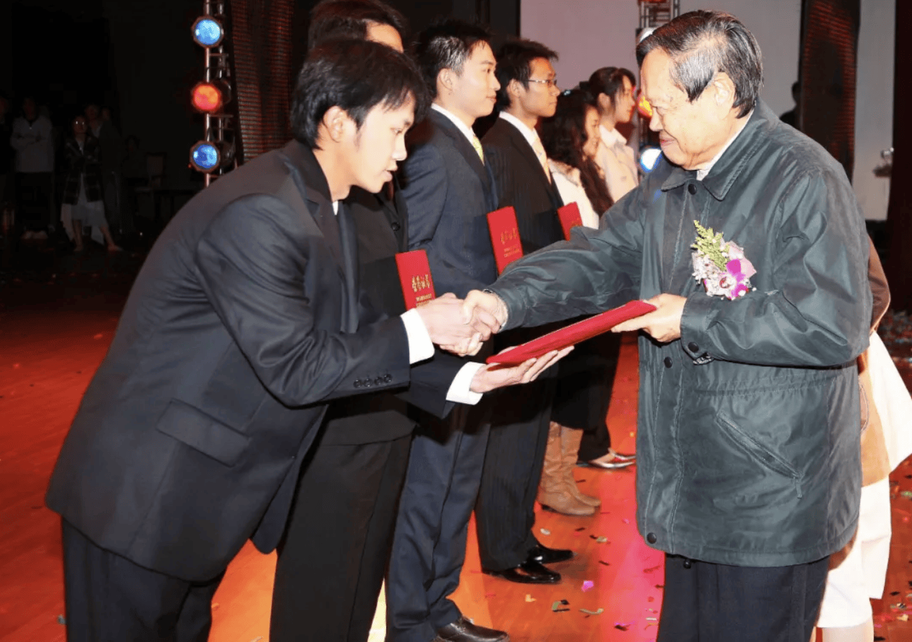 杨振宁为什么连续32年担任东莞理工学院名誉校长<strong></p>
<p>比特现金交易所</strong>?