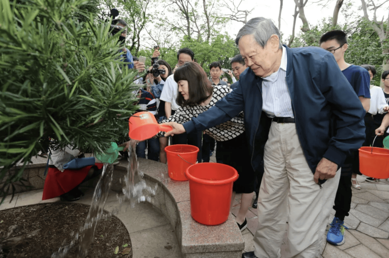 杨振宁为什么连续32年担任东莞理工学院名誉校长<strong></p>
<p>比特现金交易所</strong>?