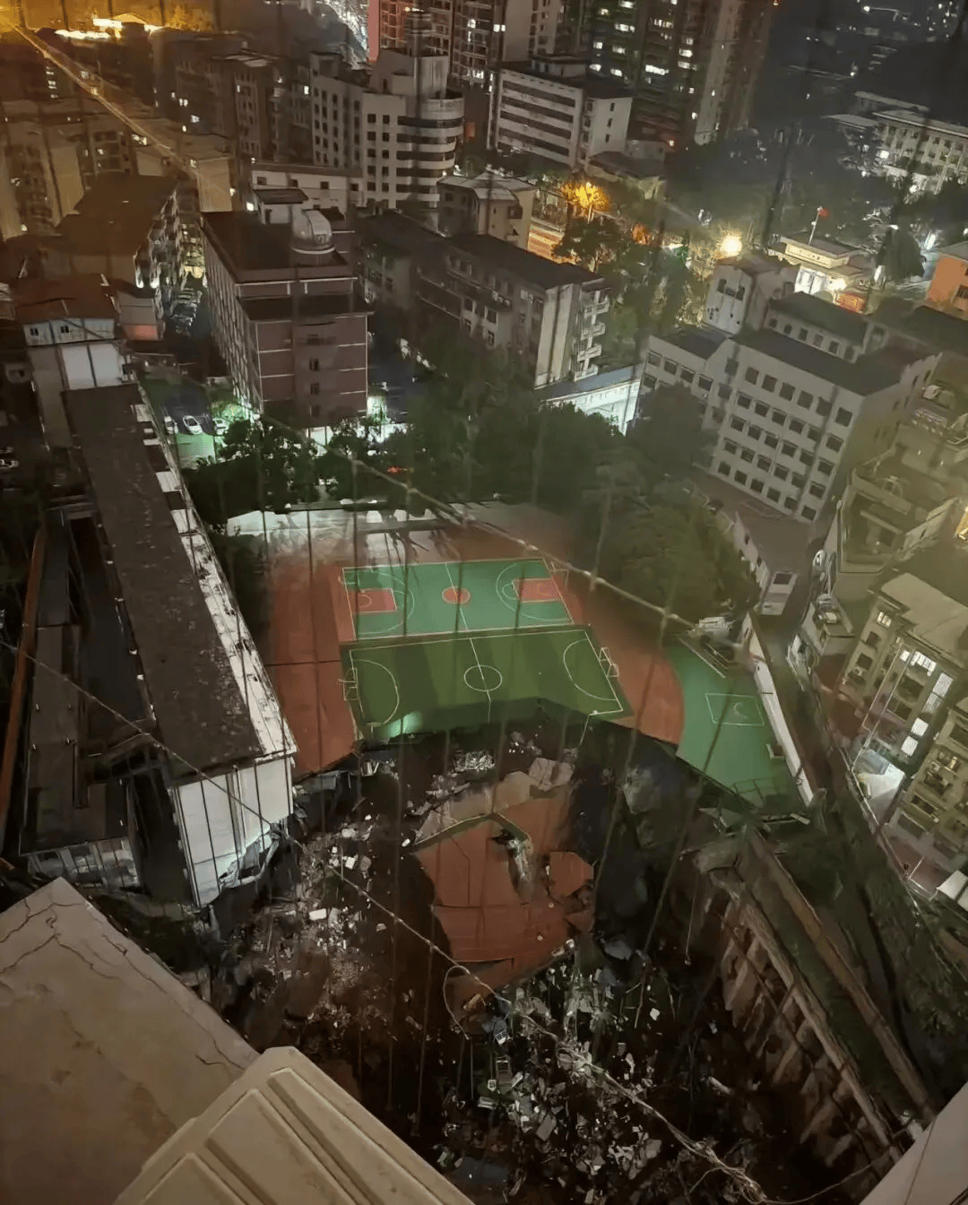 近4000人小学突发坍塌形成巨大坑洞<strong></p>
<p>莱特币交易所</strong>,操场塌下去一半,“还好发生在夜里”