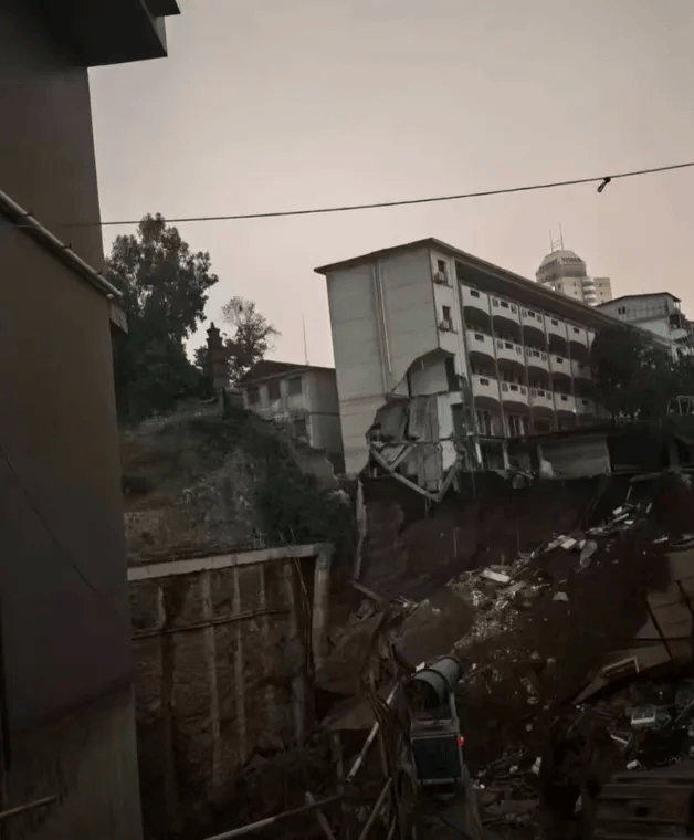 近4000人小学突发坍塌形成巨大坑洞<strong></p>
<p>莱特币交易所</strong>,操场塌下去一半,“还好发生在夜里”