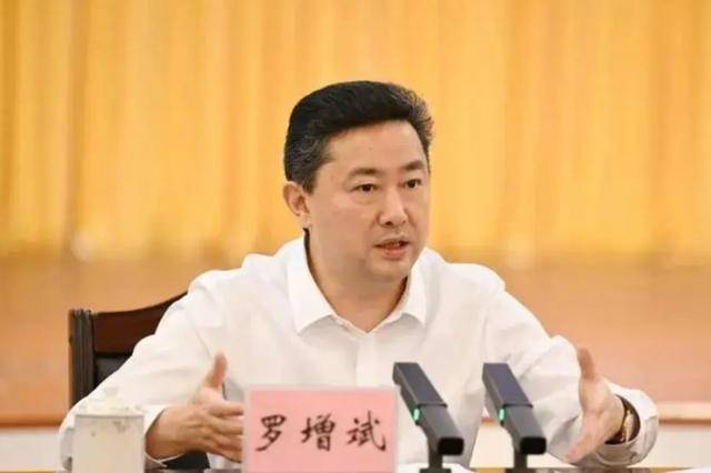 两名近70岁中管干部被查;副部级干部王波被判死缓