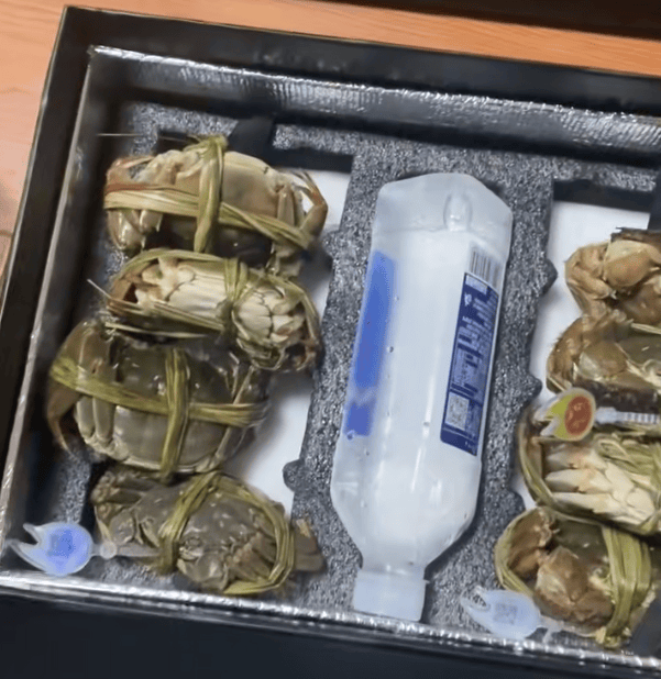 消费者花400元买到臭蟹客服建议蘸醋吃<strong></p>
<p>莱特币交易所</strong>,“包退包赔”的售后执行严苛,网红蟹太太信任危机凸显,被协会除名屡遭行政处罚