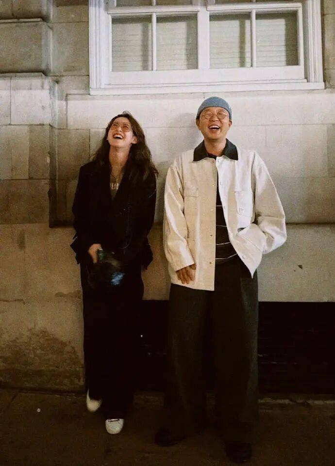 杜海涛章泽天伦敦看展合影<strong></p>
<p>LTC交易所</strong>,网友直呼神奇:没想到他俩还认识