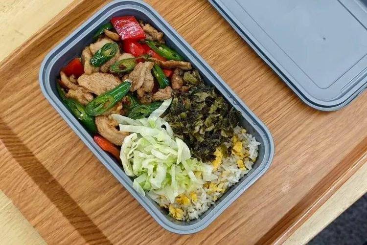 国铁成都局推出17元高铁盒饭:门店现炒<strong></p>
<p>BSV</strong>,送餐到座