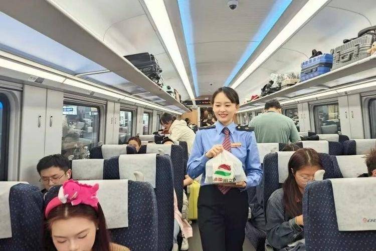 国铁成都局推出17元高铁盒饭:门店现炒<strong></p>
<p>BSV</strong>,送餐到座