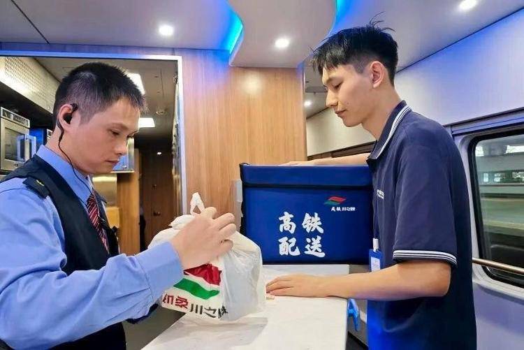 国铁成都局推出17元高铁盒饭:门店现炒<strong></p>
<p>BSV</strong>,送餐到座