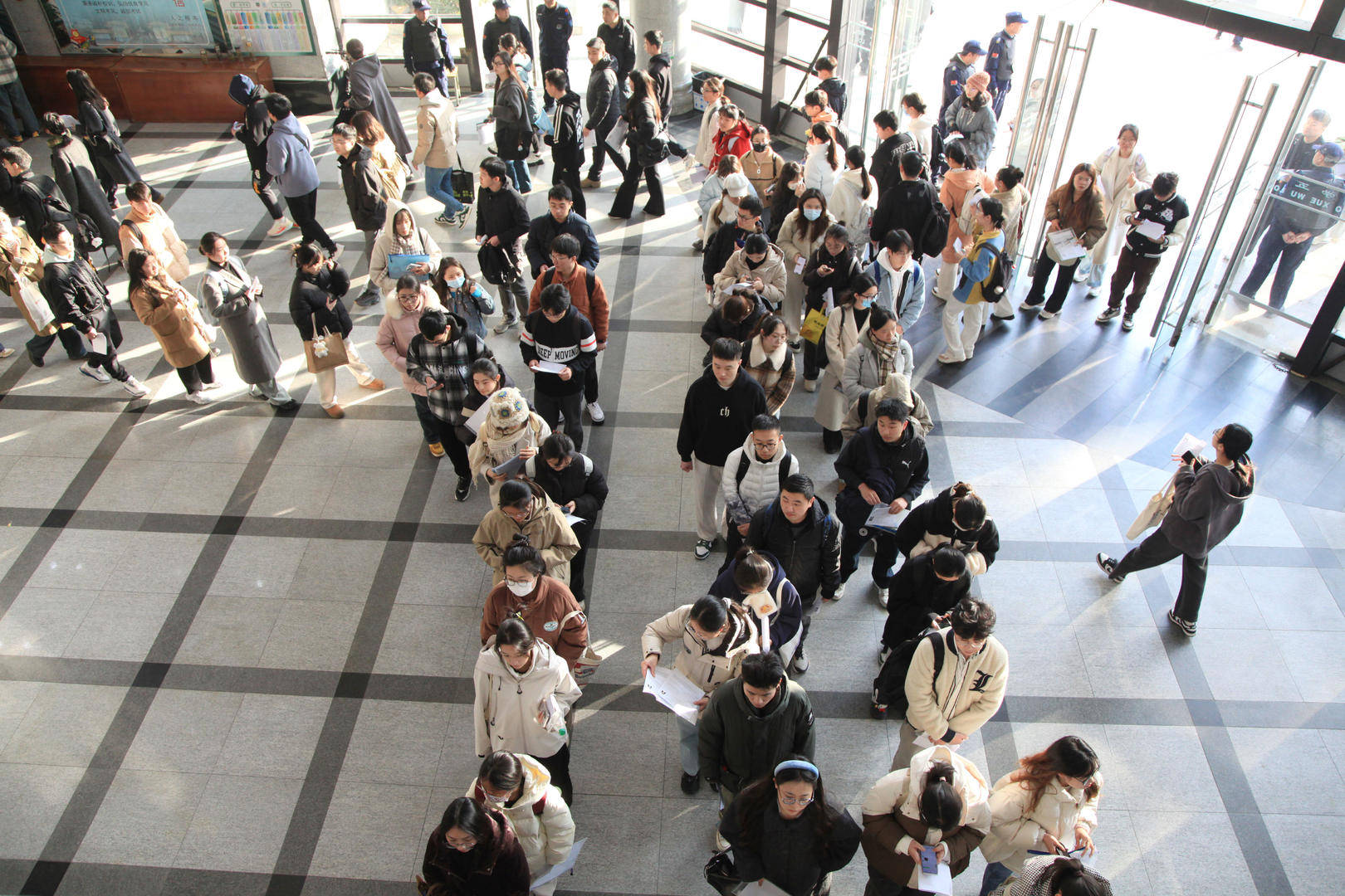 打破“35岁门槛”的首次国考:报名人数超350万创新高<strong></p>
<p>BSV</strong>,前十岗位3个为税务系统