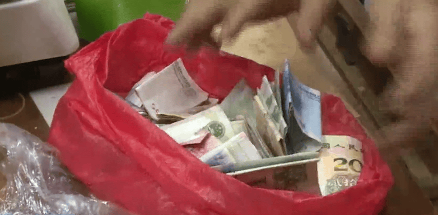 广东一男子两三年持续往批发店无故扔钱<strong></p>
<p>比特币交易所</strong>,店主:每次他都不承认,还钱还把钱送回来