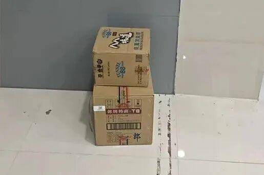 临沂俩小伙偷摸去派出所门口放下<strong></p>
<p>绿洲币</strong>了…