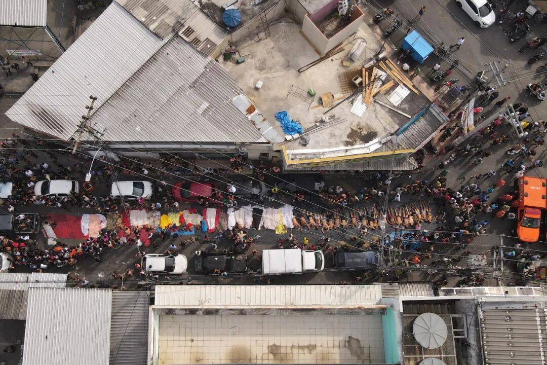 巴西强力“剿匪”!里约热内卢警匪激战<strong></p>
<p>币月羞花</strong>,已有120多人死亡,总统卢拉发声,现场画面曝光→