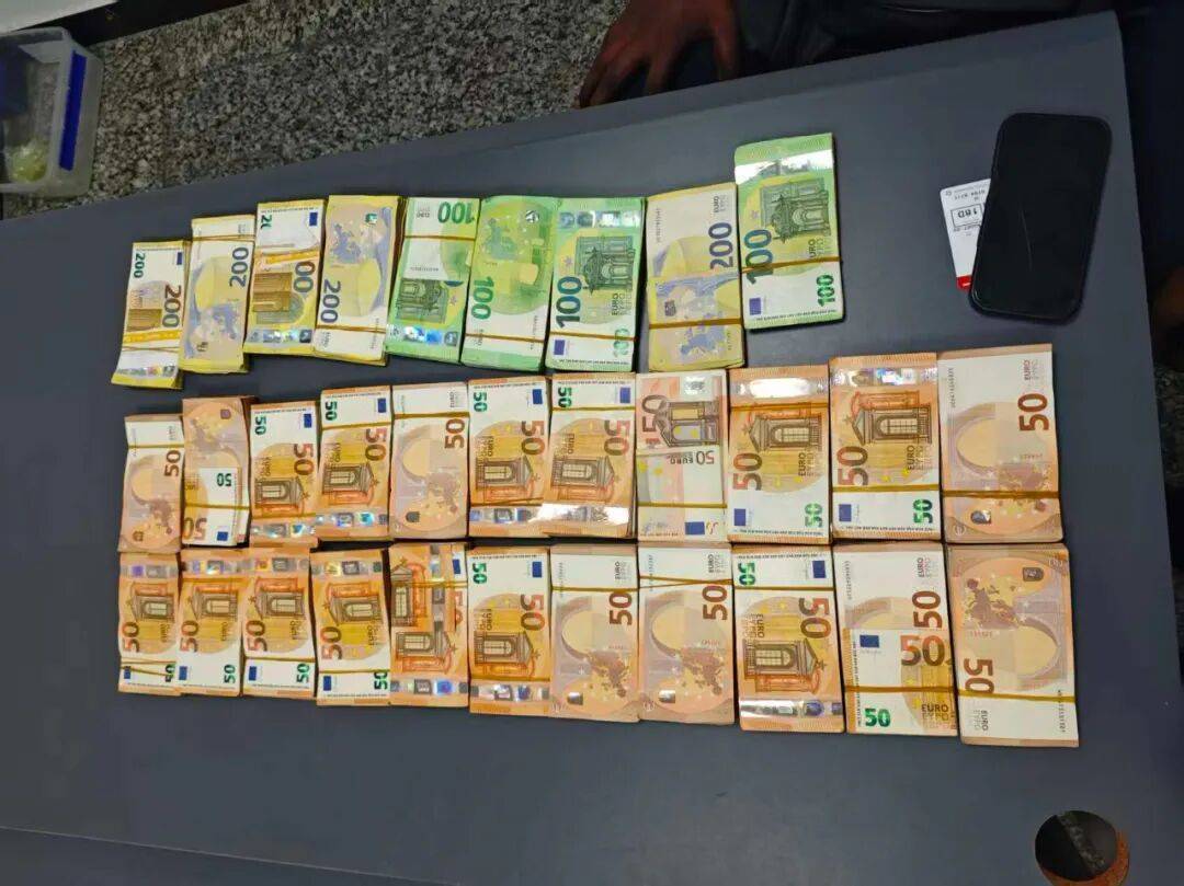 成捆的欧元现金就放在背包里装着<strong></p>
<p>持币地址</strong>,折合人民币超186万元,旅客入境时被广州海关查获