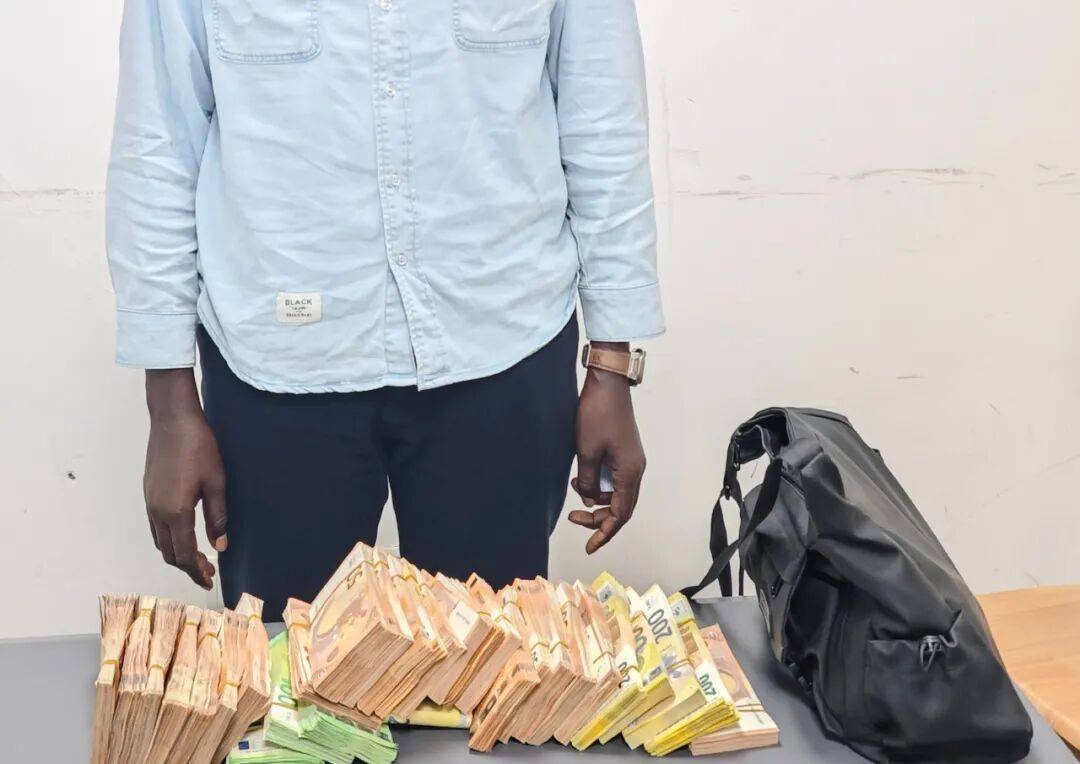 成捆的欧元现金就放在背包里装着<strong></p>
<p>持币地址</strong>,折合人民币超186万元,旅客入境时被广州海关查获