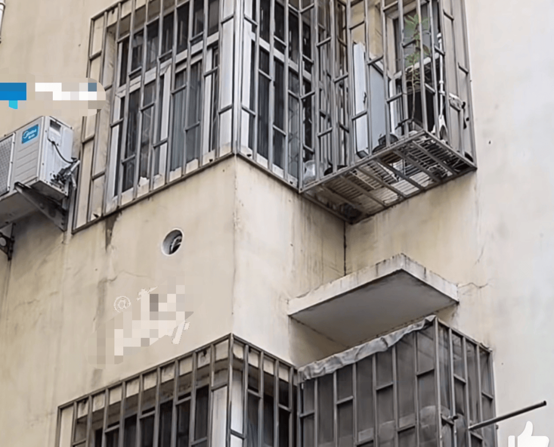 女子怀疑邻居打洞用镜子照自家:“没仇没怨<strong></p>
<p>持币地址</strong>,打个黑洞不合理”,邻居:屋里潮,在通风