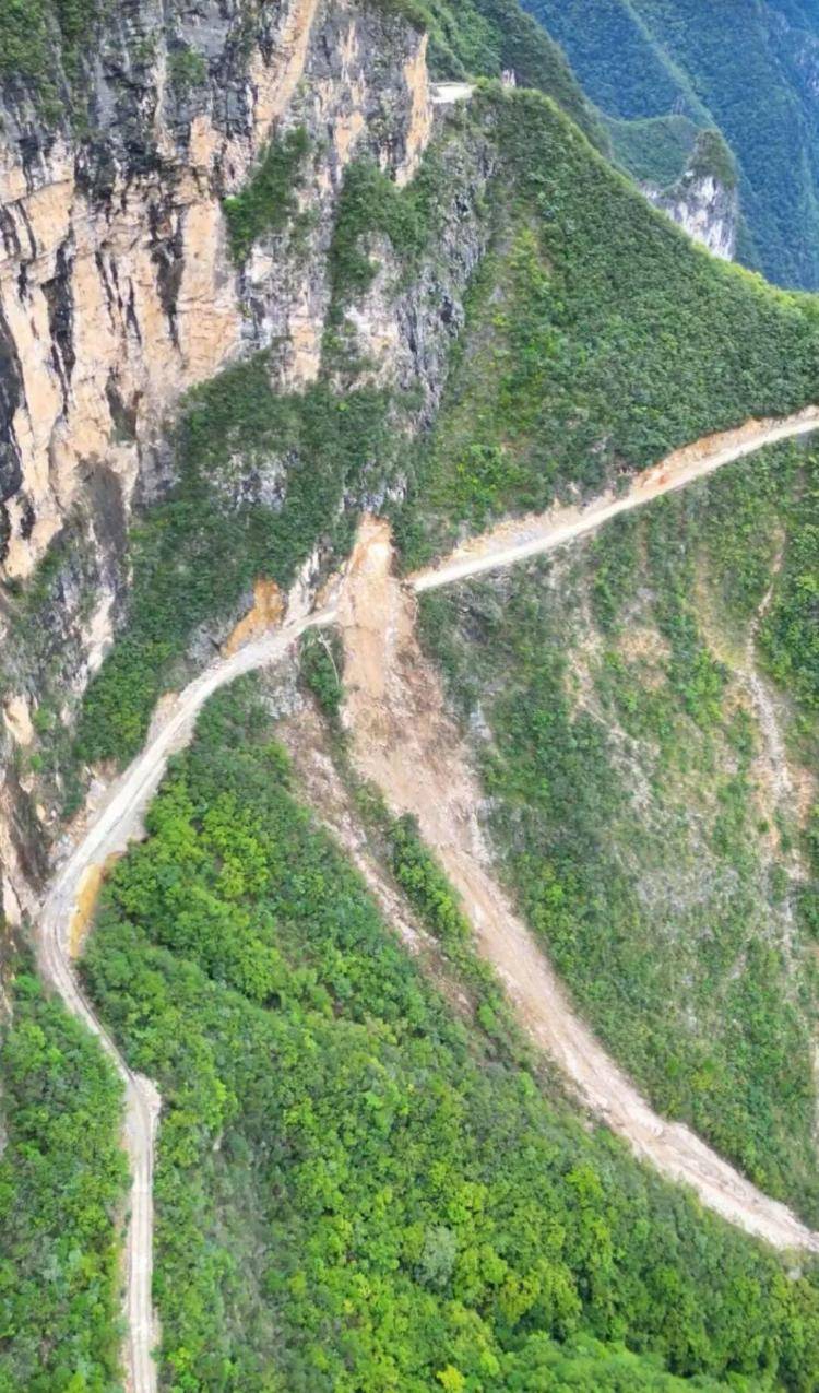 重庆网红“挂壁公路”垮塌<strong></p>
<p>csc币</strong>,附近村民外出绕行已半月盼修复,当地:已完成排危,正在修