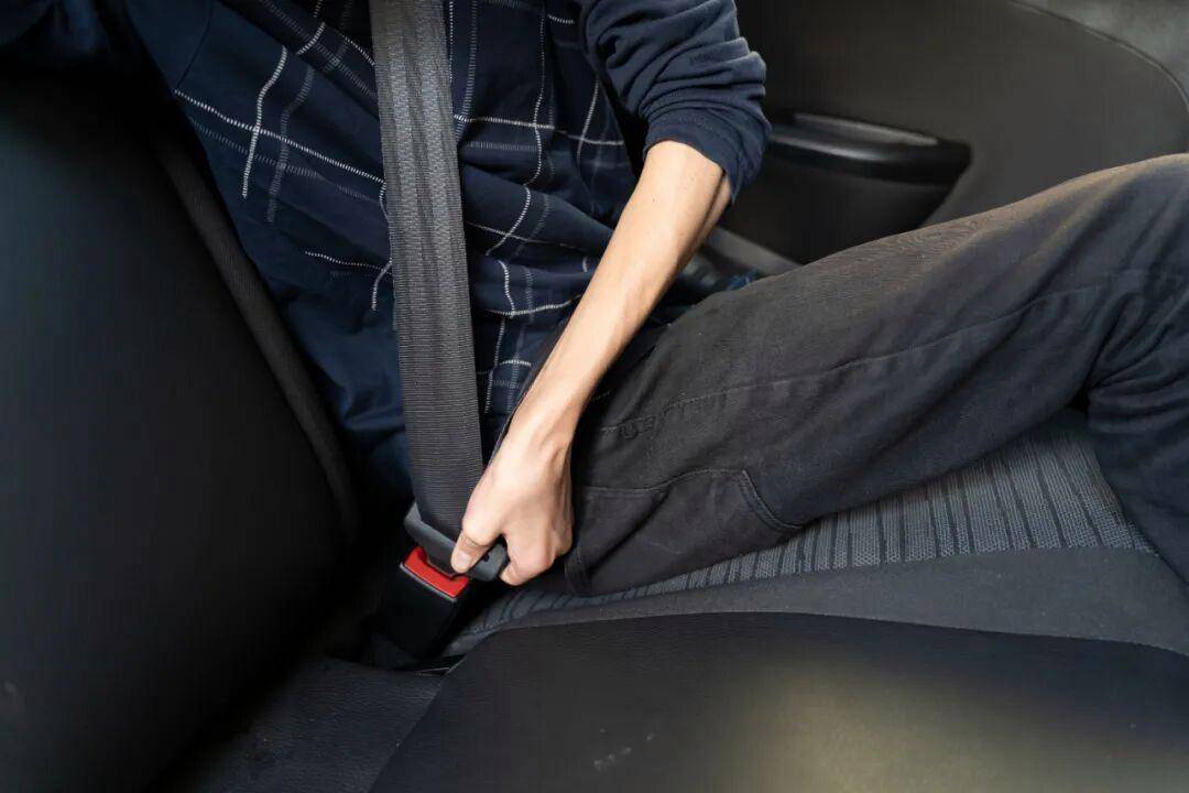 死亡率翻倍!后排乘客不系安全带<strong></p>
<p>csc币</strong>,危险且违法