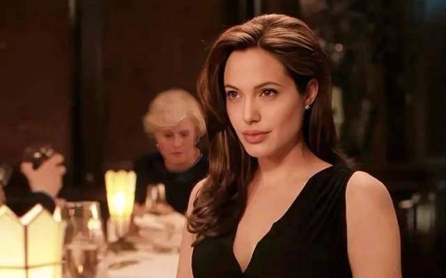 安吉丽娜·朱莉访乌<strong></p>
<p>币万</strong>,保镖被带走