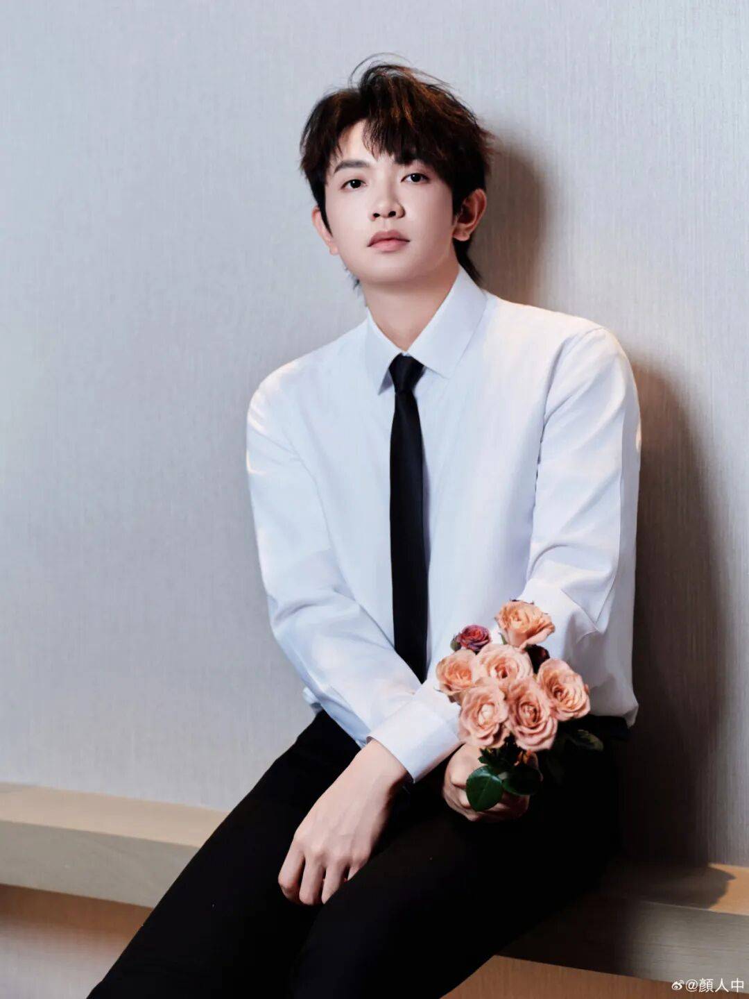 知名男歌手<strong></p>
<p>鑫坤币</strong>,杭州演唱会延迟50分钟,反手 “买一送一”:明年免费加场