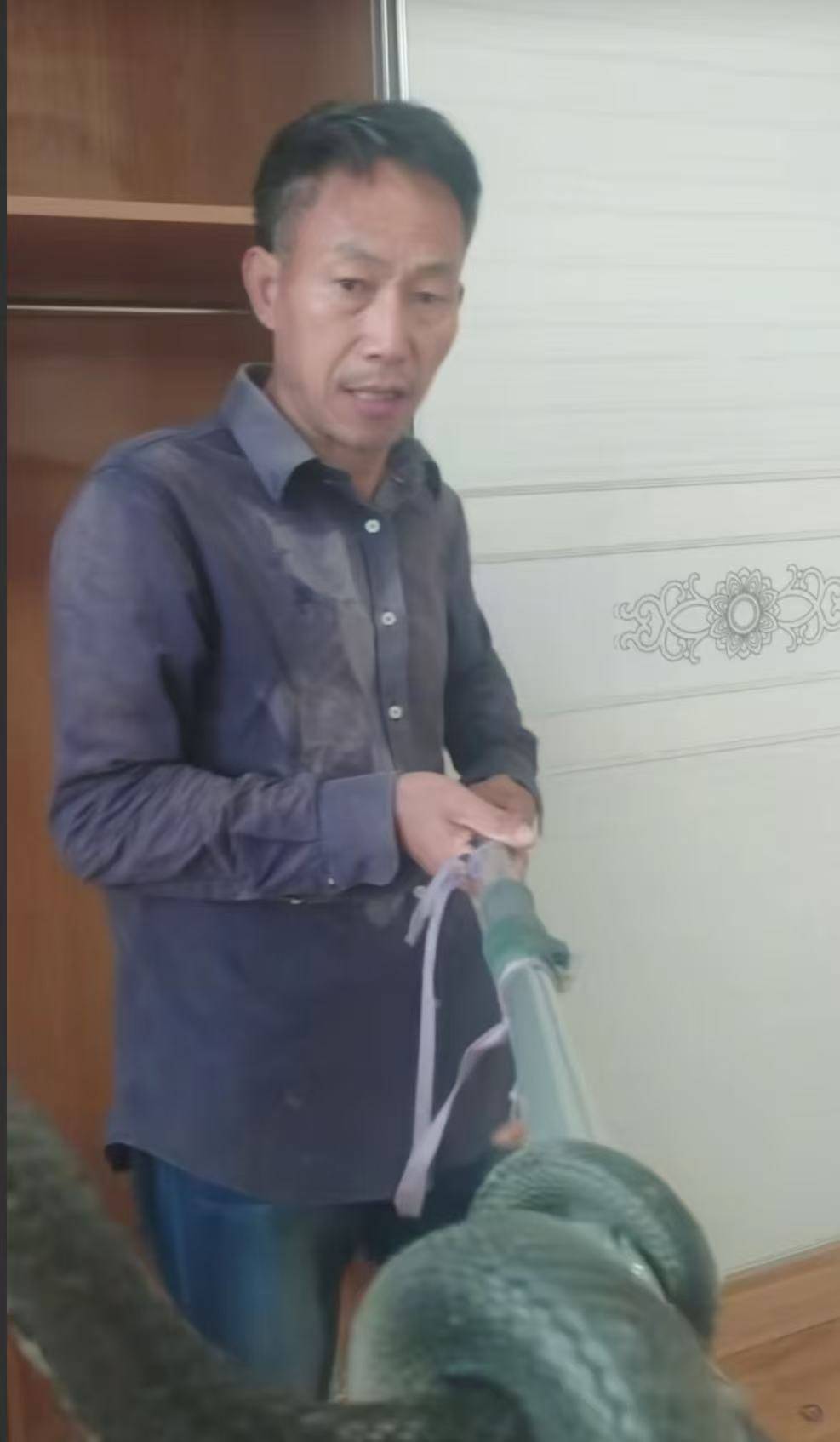 “蛇被我甩开了<strong></p>
<p>炒币</strong>,没完全注射毒液”,湖南直播抓蛇被咬伤网红被警方拘留后发声道歉