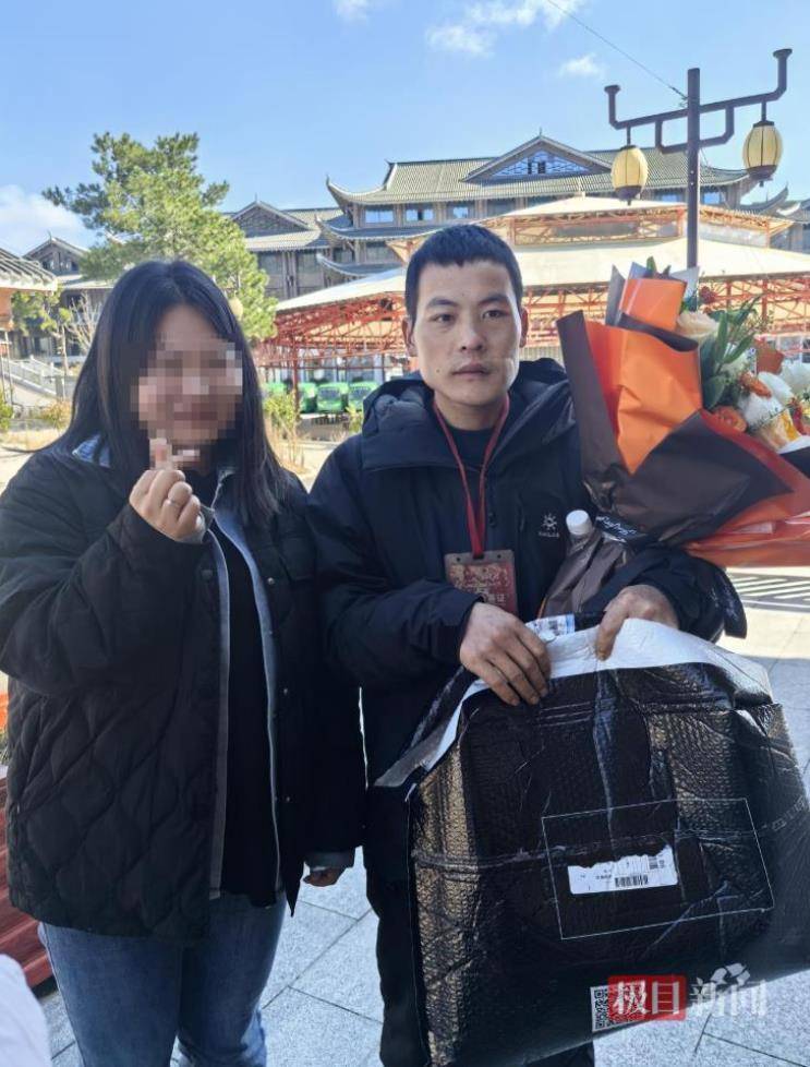 29岁女粉丝专程上山送礼物<strong></p>
<p>lun币</strong>,声称想做张家界荒野求生选手“刀疤哥”的老婆