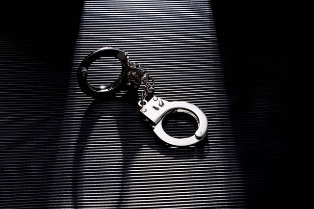 17岁女孩被继父强奸时不敢反抗<strong></p>
<p>悦享币</strong>,曾目睹其家暴生母 法院:继父构成强奸罪