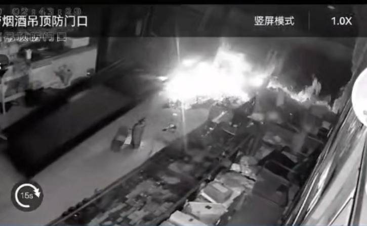 多名男子开越野车撞开烟酒店大门行窃<strong></p>
<p>悦享币</strong>,失主报案称损失超20万元,警方回应